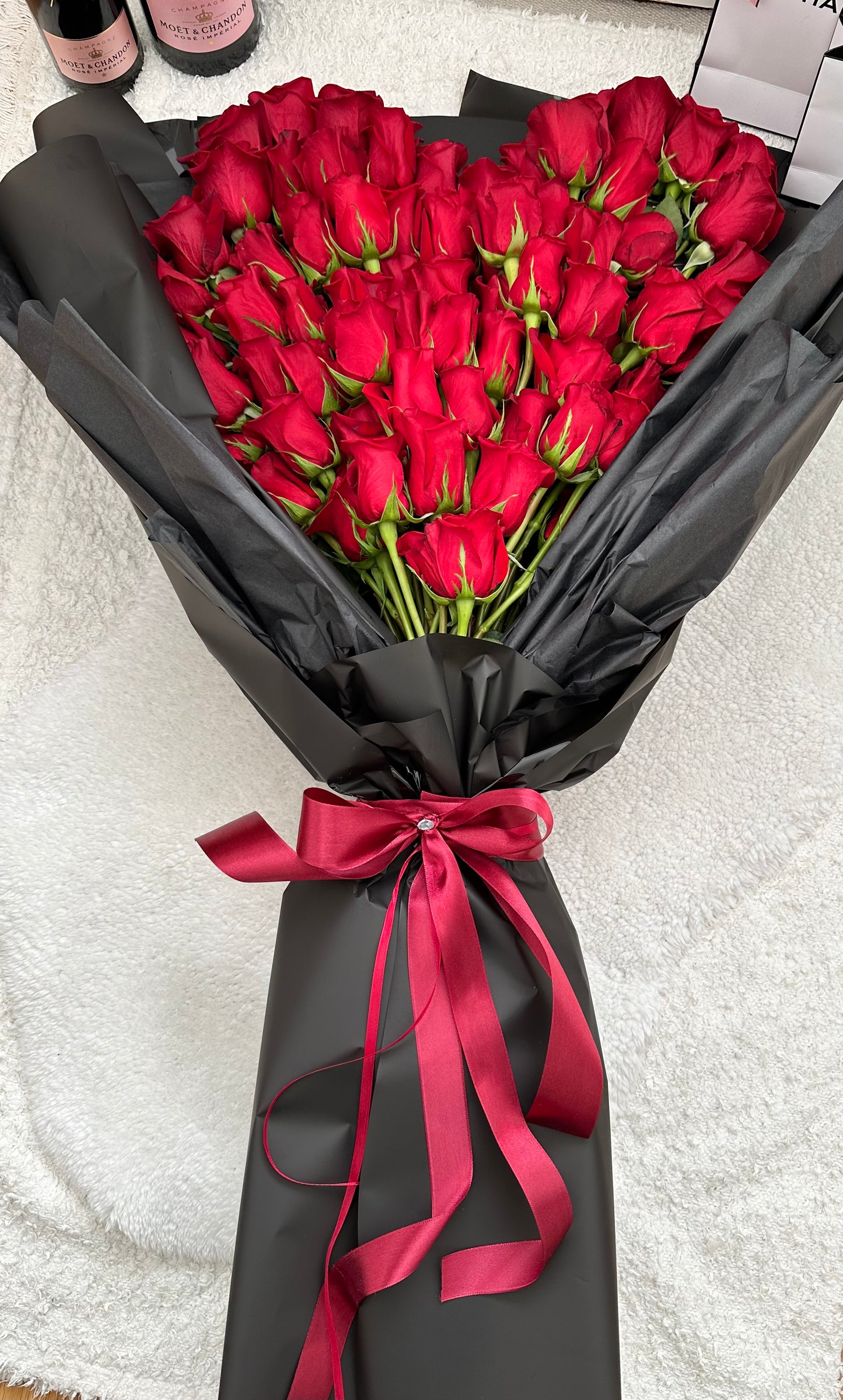 Ramo de rosas rojas en forma de corazón – Arreglo floral exclusivo The Prestige Roses.
